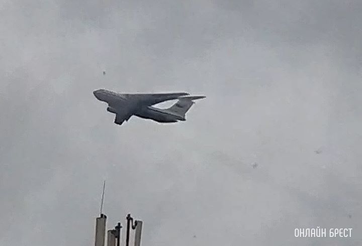 Над Брестом снова кружат самолеты. Видимо, учения