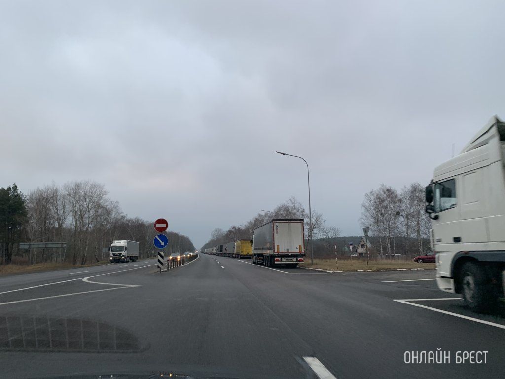 Будьте внимательны! Очередь на Козловичи начинается на мосту перед Косичами! Фото сделаны сегодня