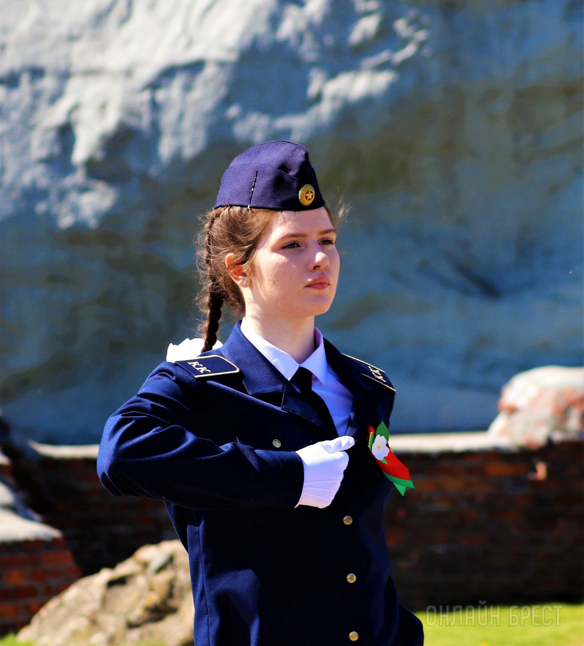 Читатель: Возложение венков к пилонам городов-героев в мемориальном комплексе «Брестская крепость-герой»