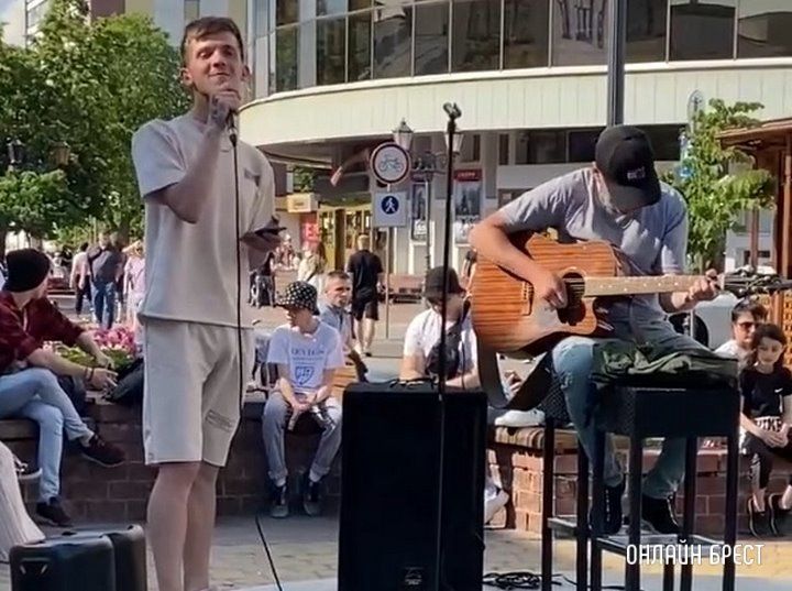 Читатель: Песни под гитару. На выходных на Советской в Бресте атмосферно