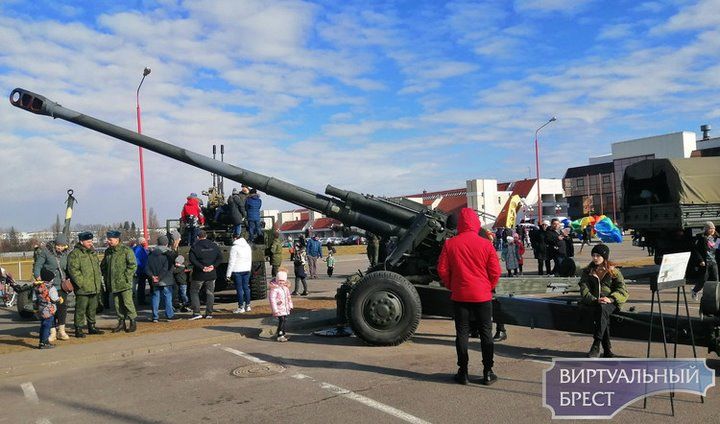 Выставка вооружения, военной и специальной техники Брестского гарнизона прошла у «ледового»