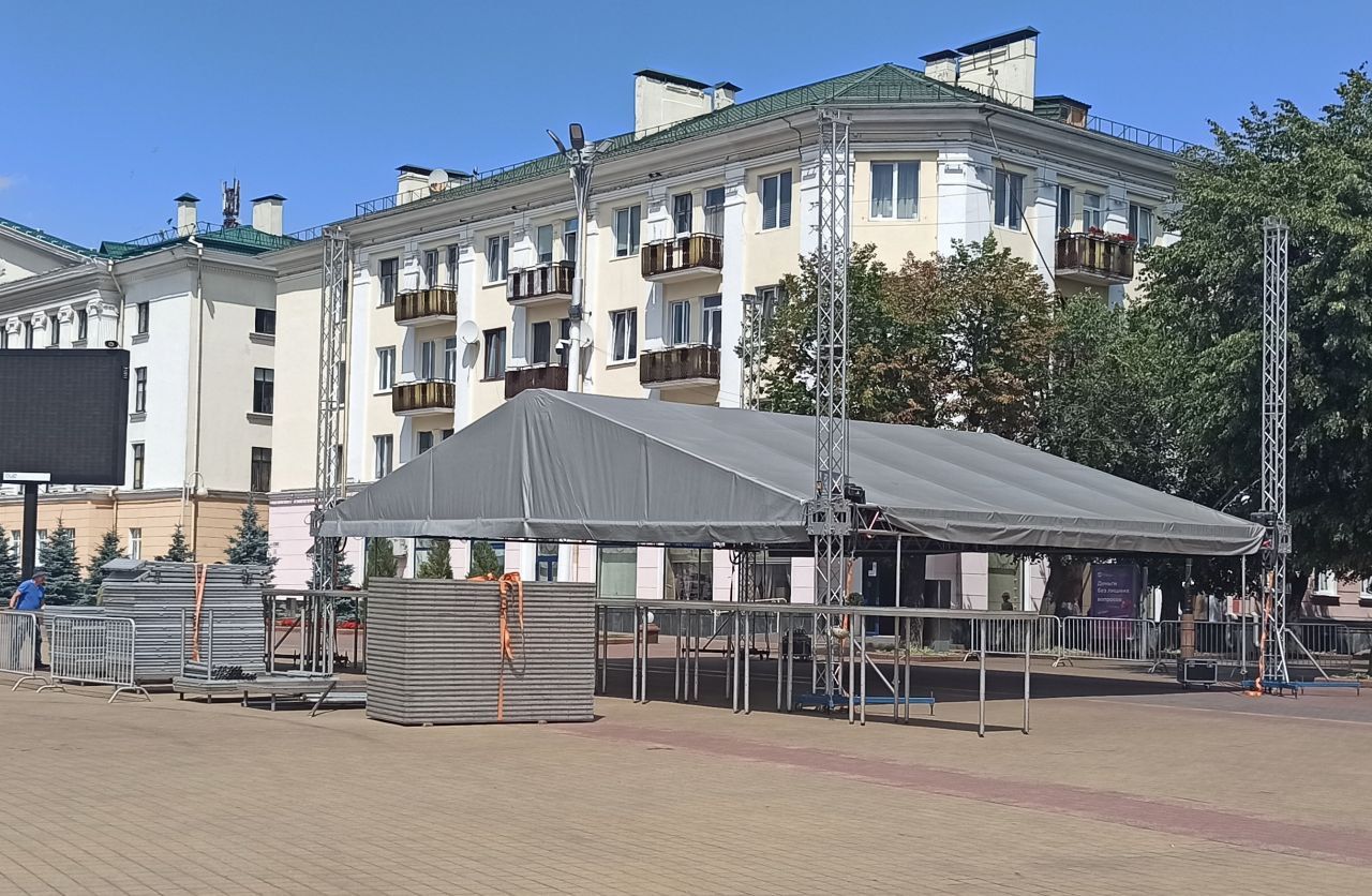Специалисты КУП «Брестское ДЭП» монтируют сценический комплекс на площади Ленина