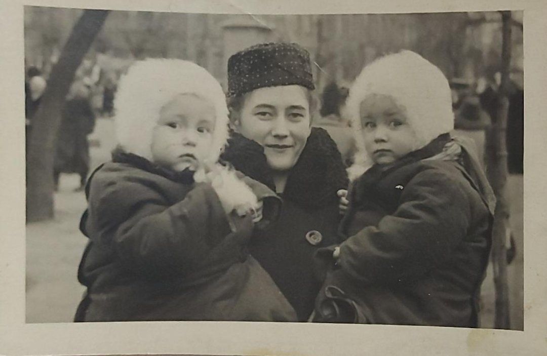 1949 год. Брест. Двойняшки на руках у матери. На фото маме 25 лет