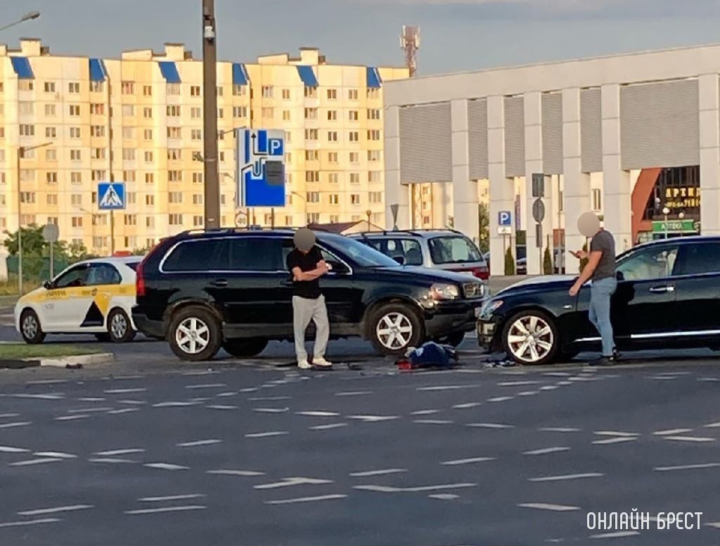 В Бресте на Варшавском шоссе столкнулись автомобили