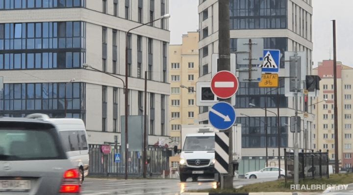 В Бресте на перекрестке Варшавского шоссе и Махновича светофор переставили на видное место