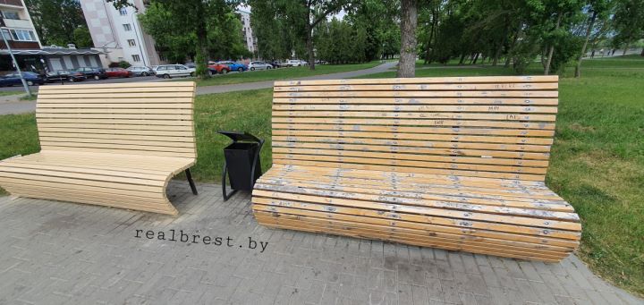 Осторожно! В Бресте на Набережной приступили к покраске лавочек