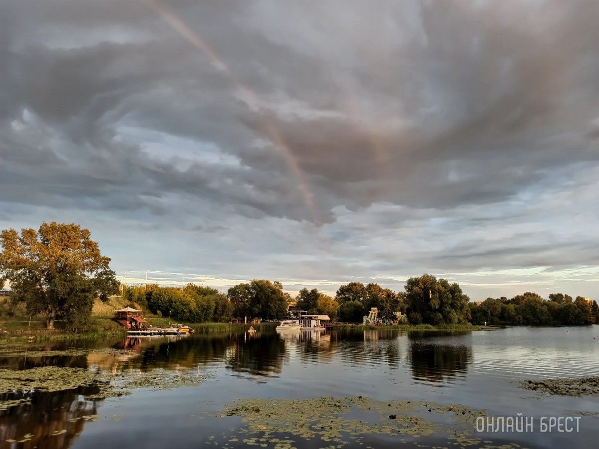 Читатель: Красивая Набережная в Бресте. Фото сделаны вчера вечером