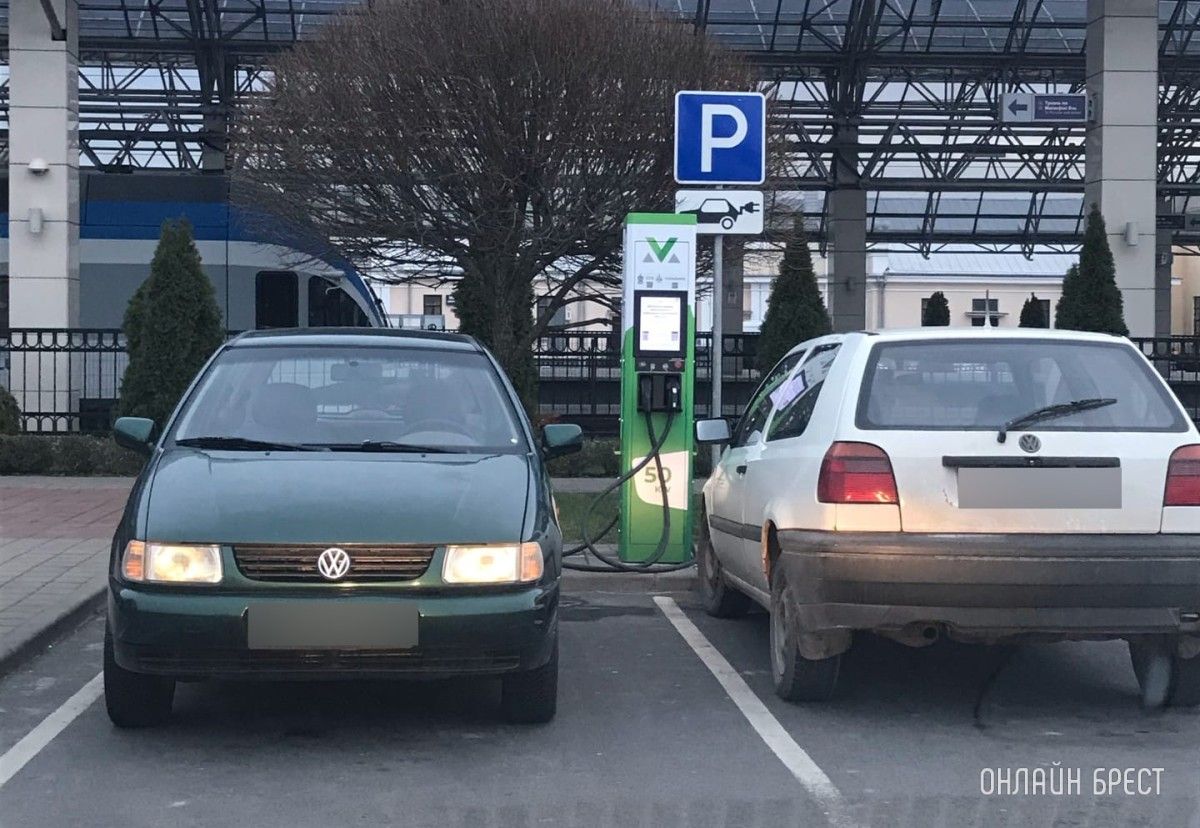 Читатель: Брест, ЖД вокзал. Просьба не ставить свои автомобили на место для зарядки электромобиля. В следующий раз будет вызвано ГАИ