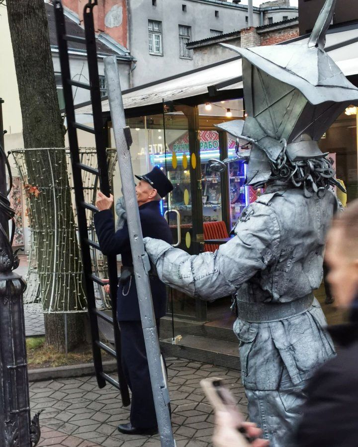 Два фонарщика встретились на Советской в Бресте :)