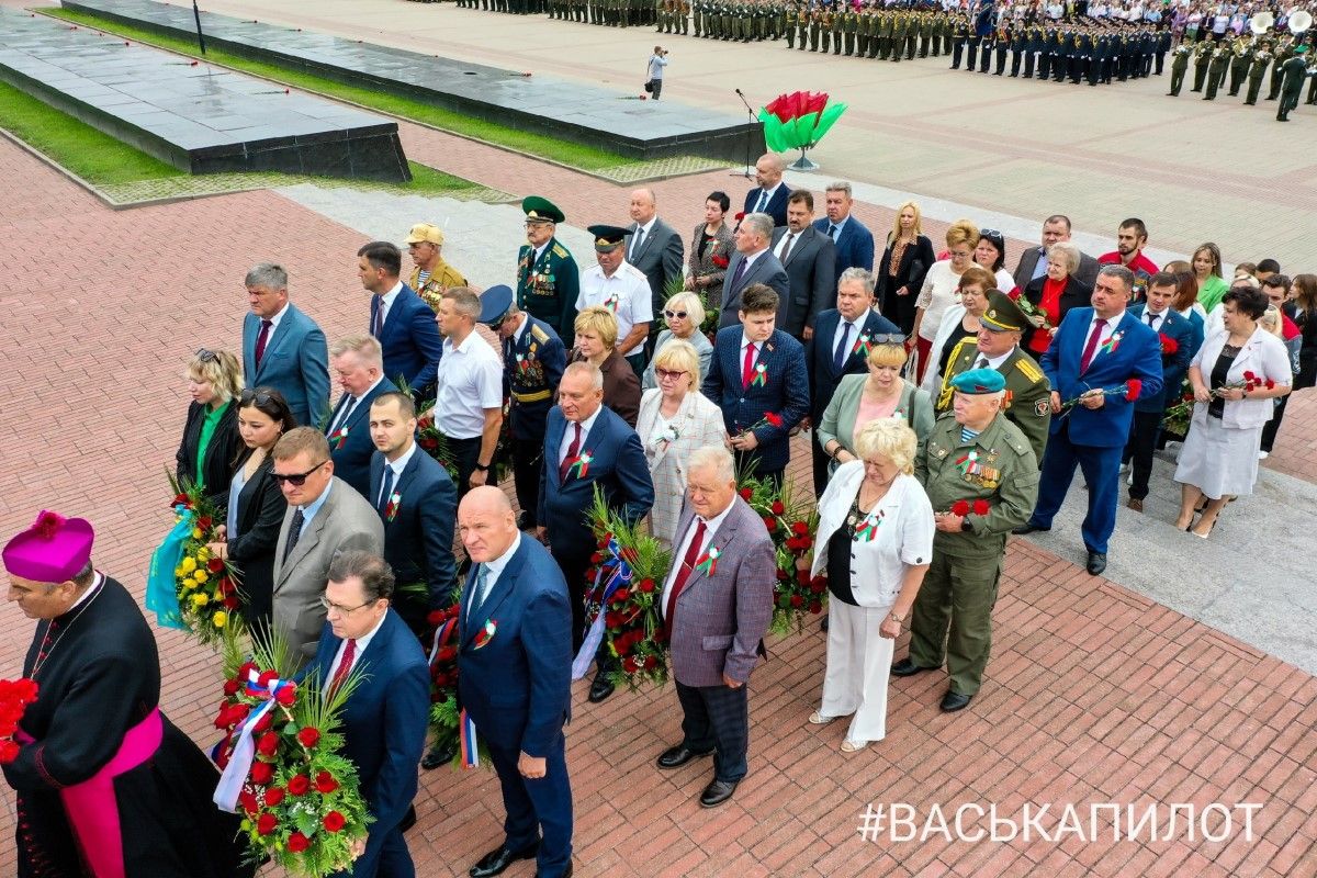 В Брестской крепости возложили цветы к Вечному огню