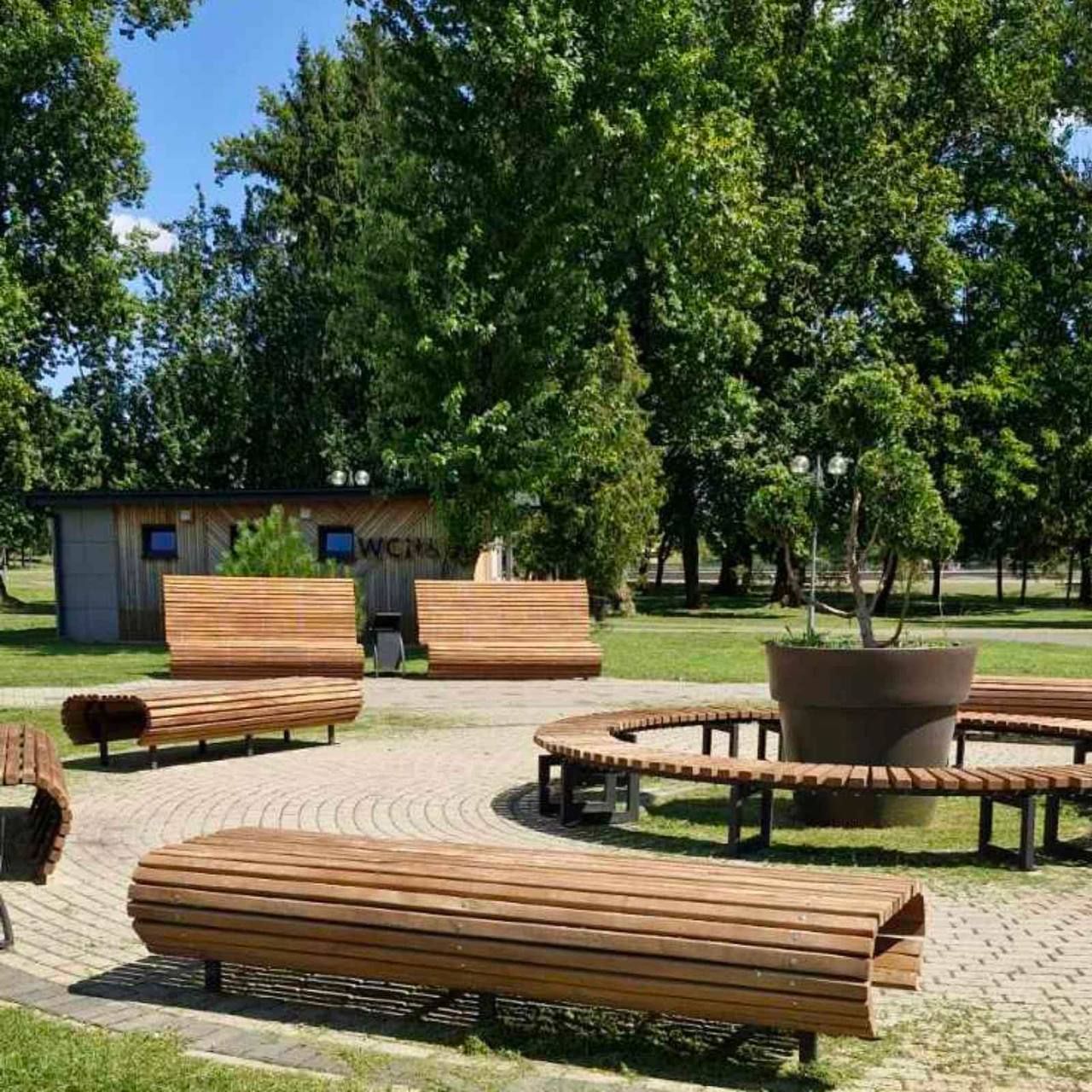 На набережной специалисты КУП «Брестское спецпредприятие» ко Дню города производят установку обновленных скамеек