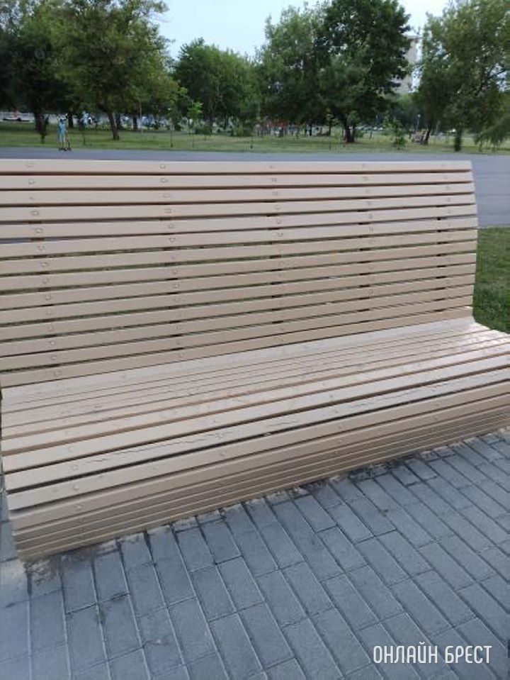 Брест, Набережная. Посидели 20 минут и краска осталась на одежде