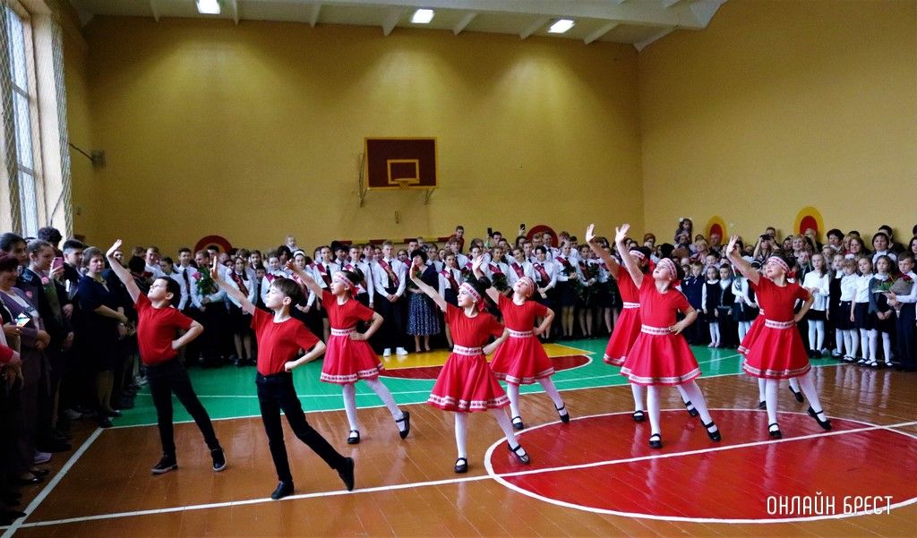 Читатель: Сегодня прошёл последний звонок в средней школе № 28 г. Бреста