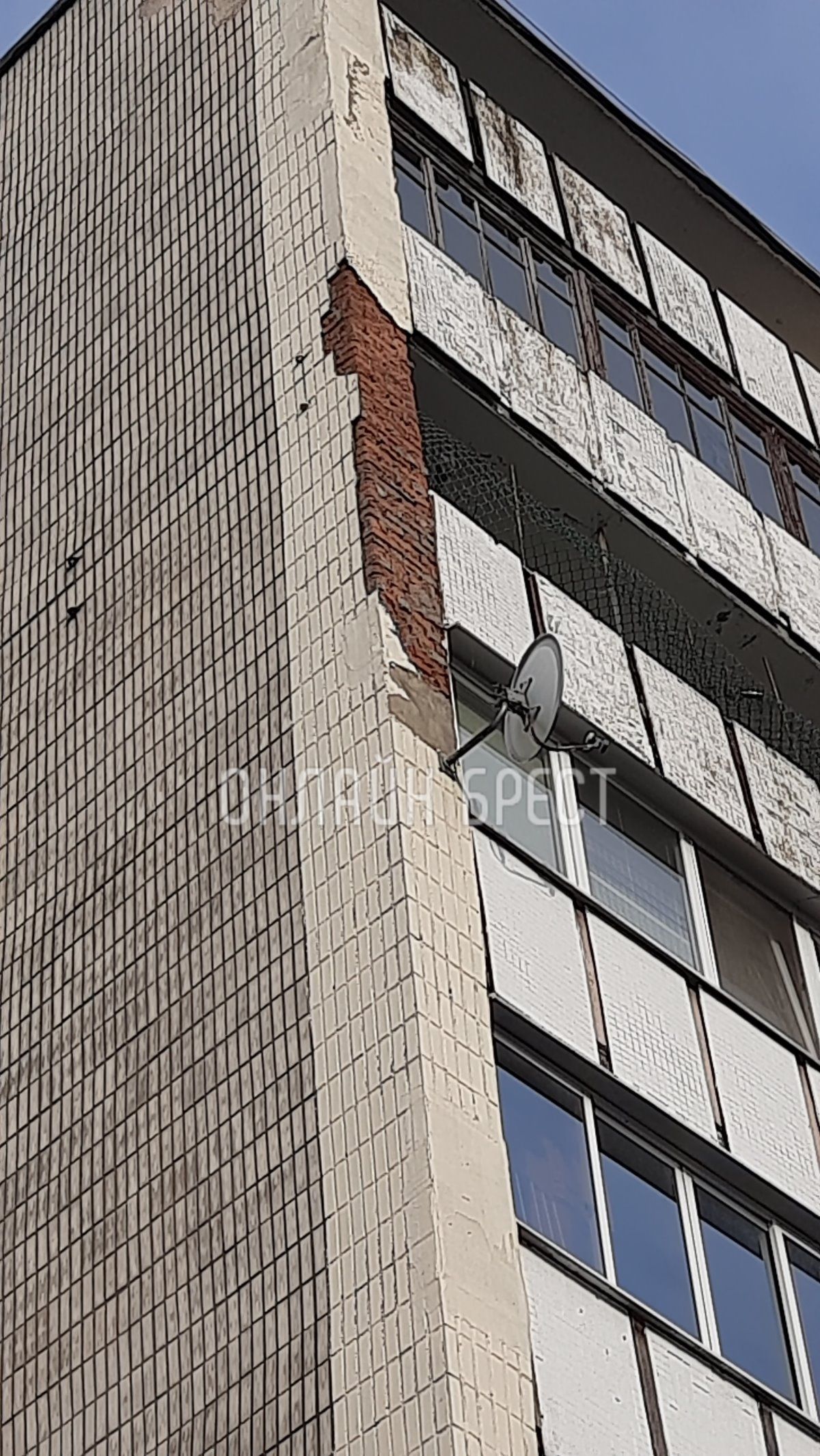 Читатель: Сегодня здесь на высоте работали сотрудники МЧС. Убирали плитку, которая могла упасть