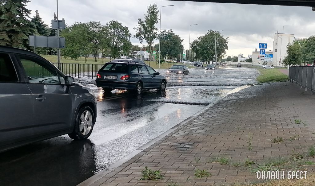 Чуток затопило сегодня участок под мостом возле автовокзала в Бресте