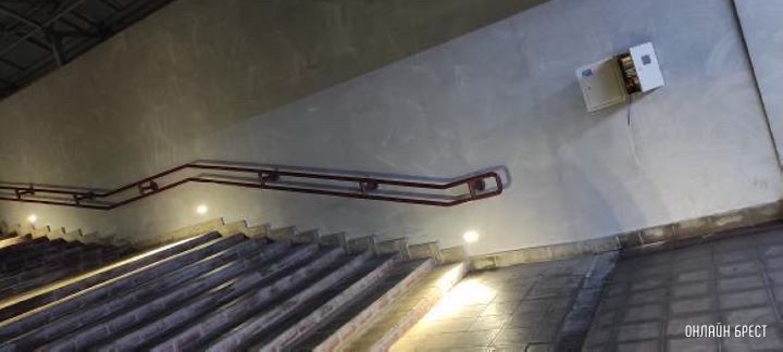 Куда обратиться? В подземном переходе (Кобринский мост) вскрыт щиток. Торчат провода