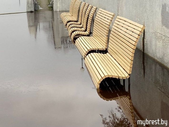 Скамейки в воде. Как выглядит Набережная в Бресте