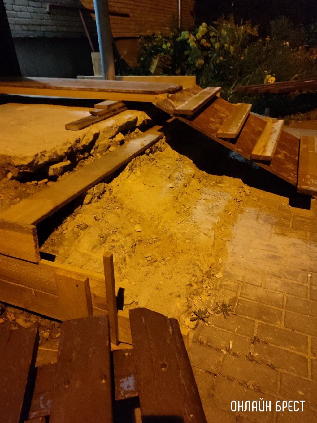 Читатель: Брест, ул. Карбышева, 42. Развалены ступеньки, открыт круглосуточно подъезд. Когда уже здесь доделают ремонт?