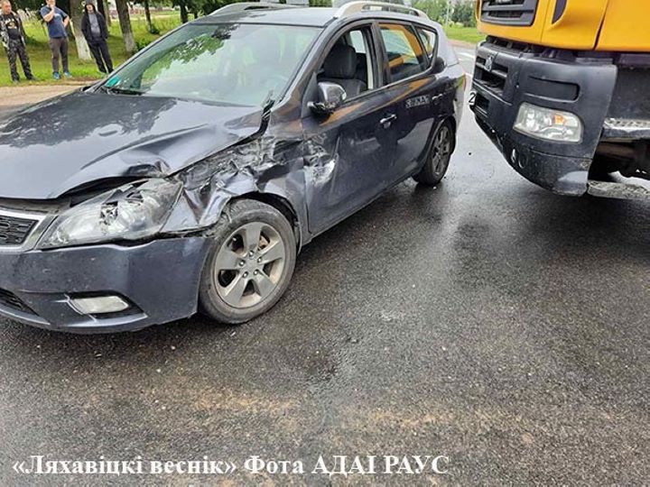 Брестская область. В Ляховичах столкнулись большегруз и легковой автомобиль