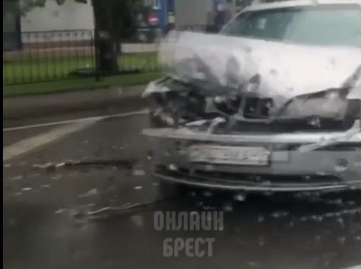 Читатель: У BMW перед всмятку. Вчерашнее ДТП возле Савушкина в Бресте