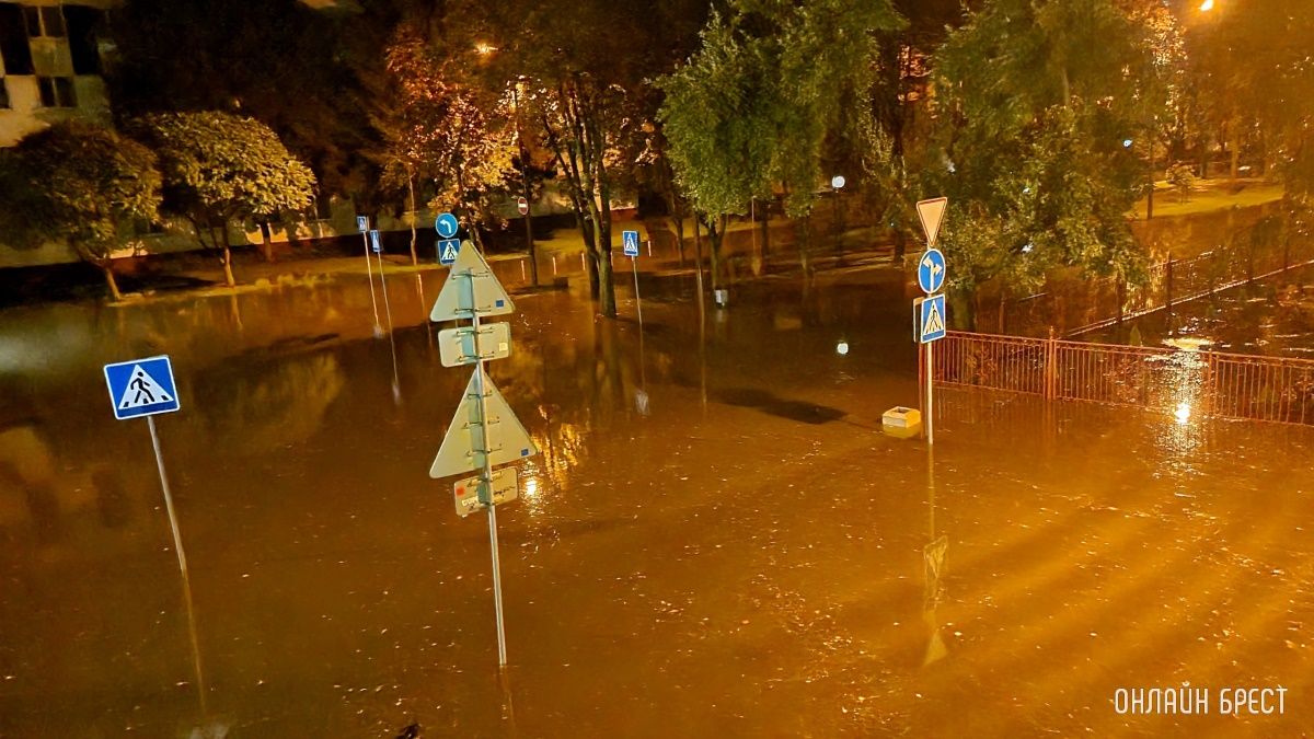 Нас затопило! Так выглядит перекресток улиц Наганова и Гоголя в Бресте