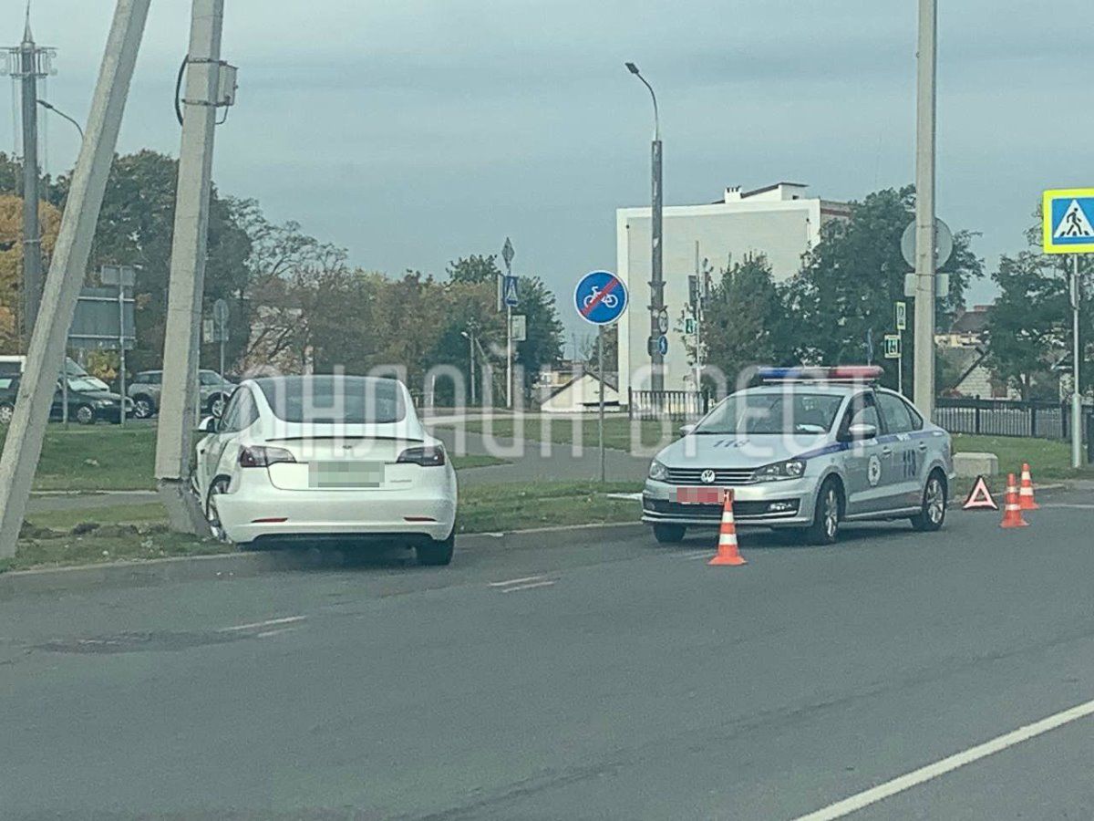 Читатель: Авария возле Мартина на выезде из Бреста по М1. Tesla въехала в столб. На месте ДТП работают сотрудники ГАИ