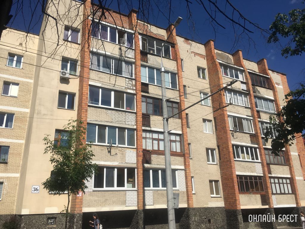 Вопрос для читателей Онлайн Брест. Как считаете, для чего нужны открытые проёмы на балконах этого дома. Часть из них сегодня заложена блоками