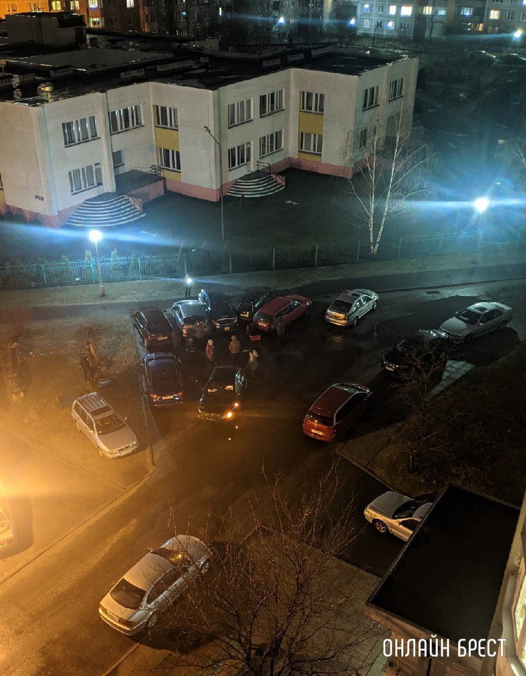 Читатель: Вчера водитель BMW «протаранил» во дворе в Бресте несколько автомобилей. Так выглядела картина сверху