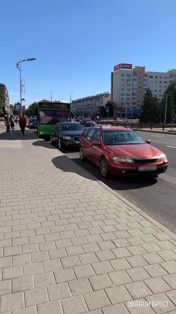 Читатель: Поставили автомобили так, что автобусу сложно остановиться