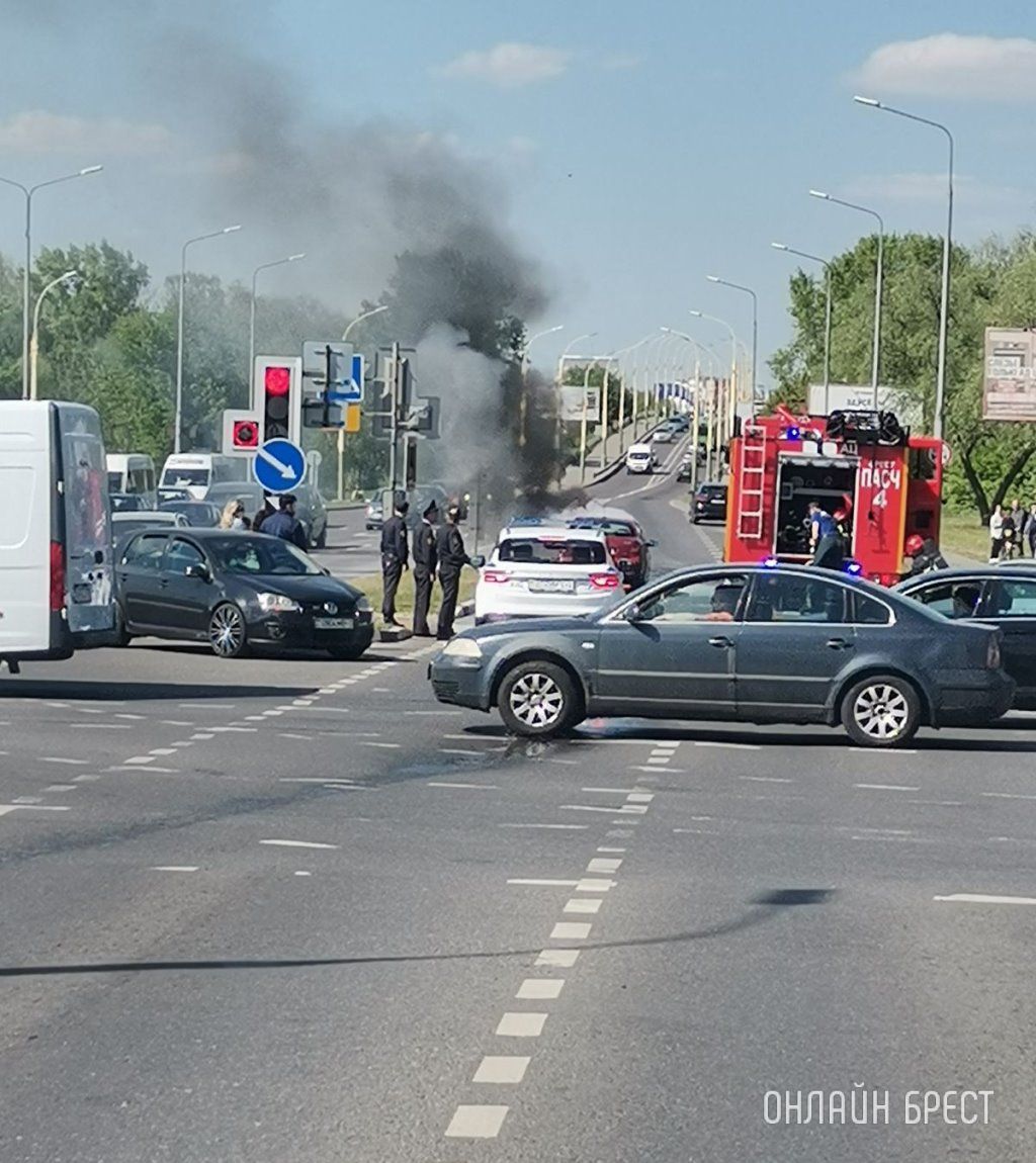 Очевидец: В Бресте на перекрестке Махновича и Варшавского шоссе горел автомобиль