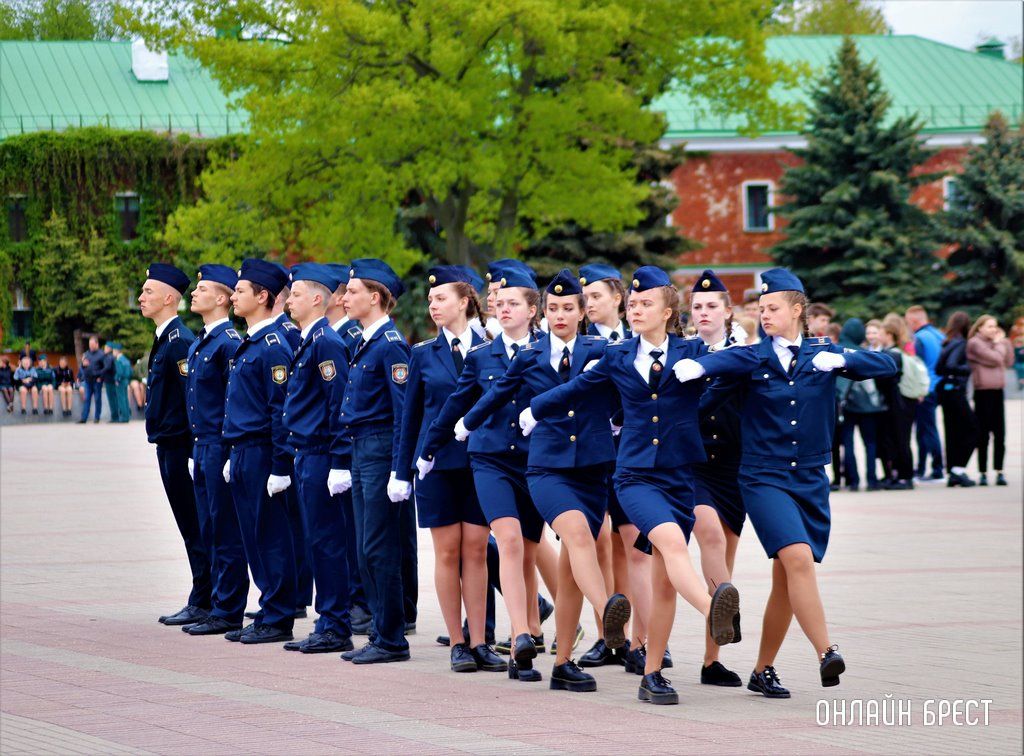Читатель: Городской смотр строя и песни в Брестской крепости