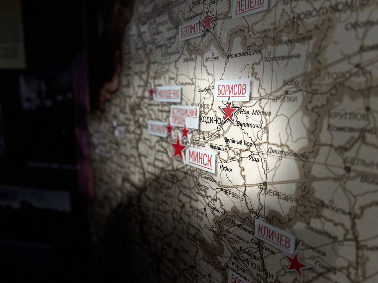 У кинотеатра «Беларусь» начала работу выездная передвижная экспозиция Белорусского государственного музея истории Великой Отечественной войны