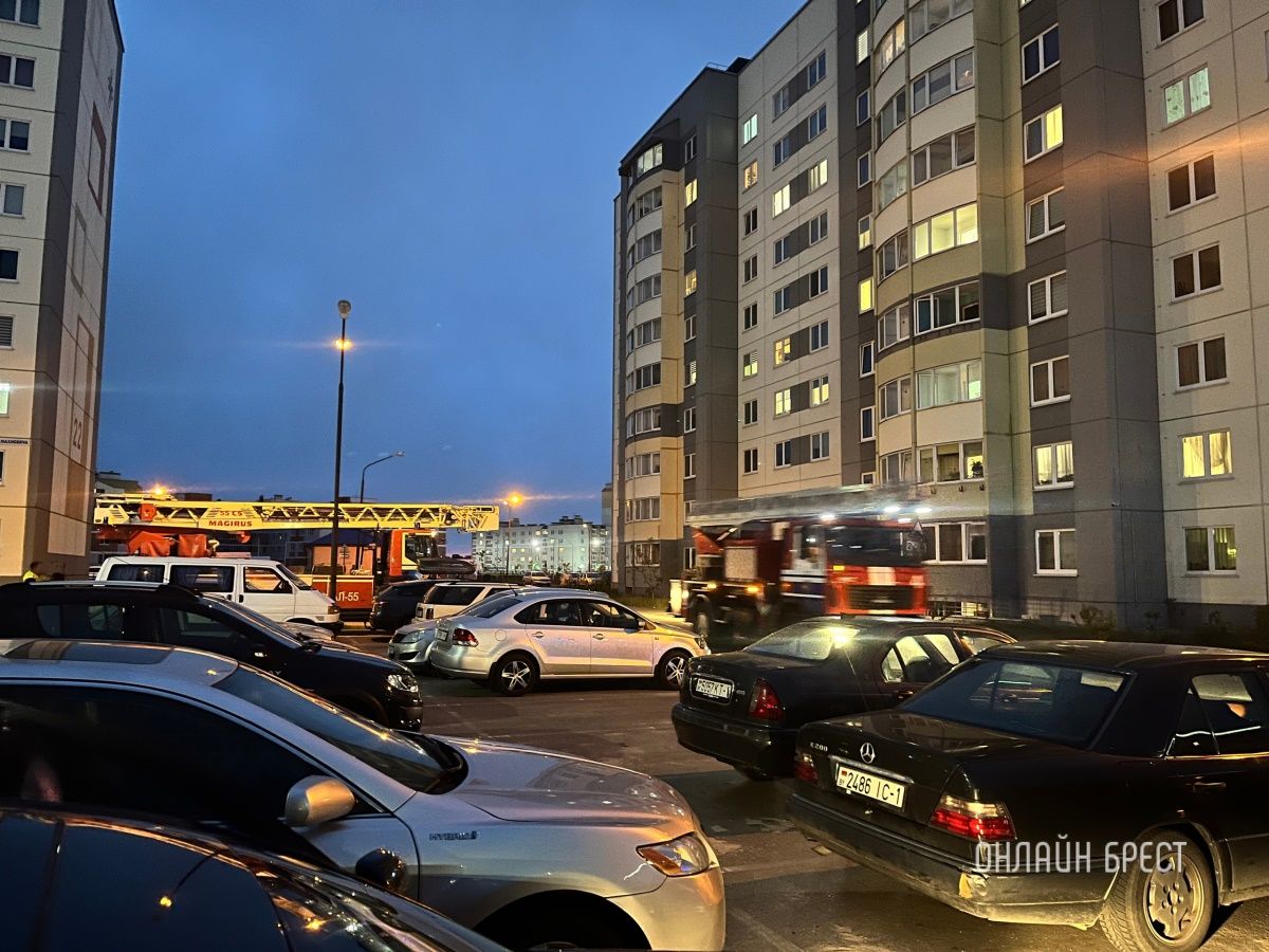 Читатель: Прямо сейчас пожарная направилась по Махновича в Бресте. Туда же направилась бригада скорой помощи