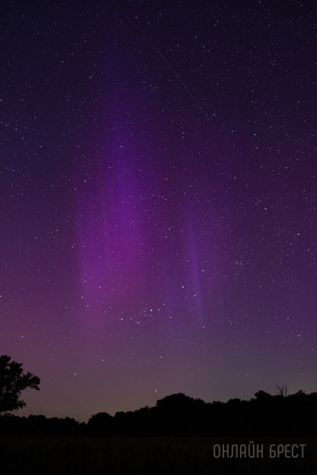 Читатель: Этой ночью снова можно было увидеть северное сияние. Фото сделаны недалеко от Бреста
