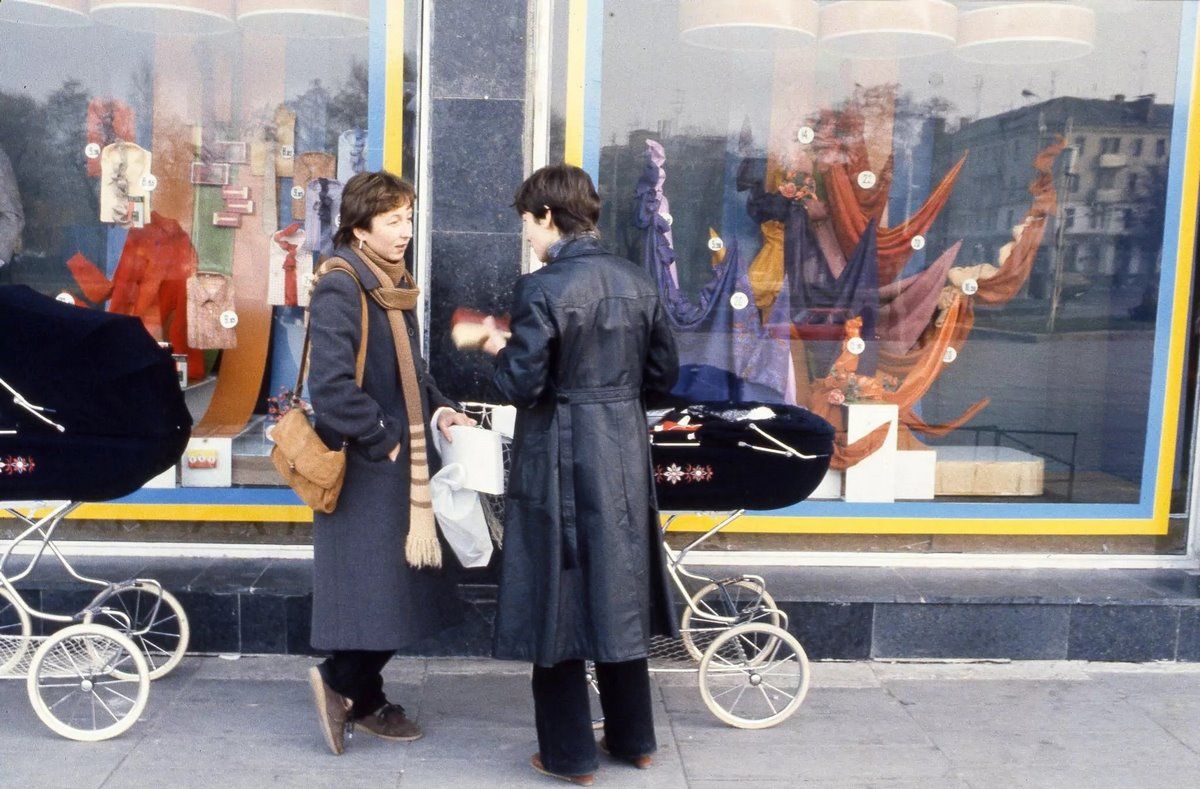 Женщины с колясками у ЦУМа. Брест, 1983 год