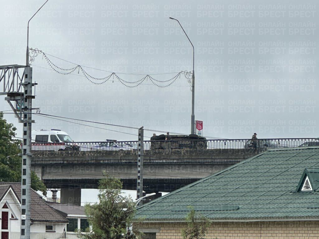 Читатель: В Бресте на мосту возле ж/д вокзала перевернулся автомобиль