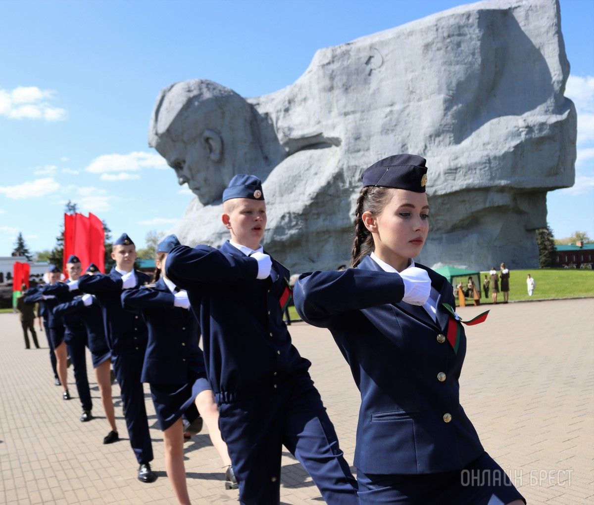 Читатель: Возложение венков к пилонам городов-героев в Брестской крепости
