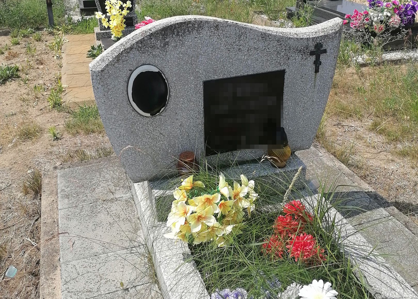 Читатель: Брест, Плоска. Что случилось с фотографиями на памятниках? Завелись вандалы или?