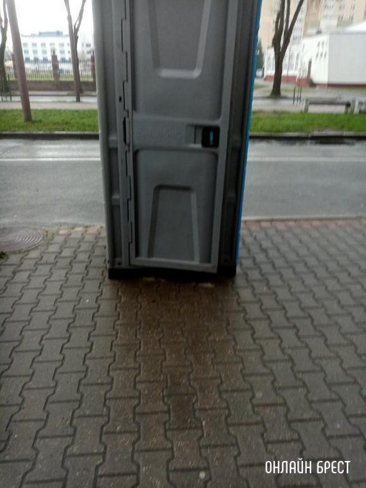 Читатель: Соревнования по ходьбе закончились, а биотуалет оставили под окном жилого дома,