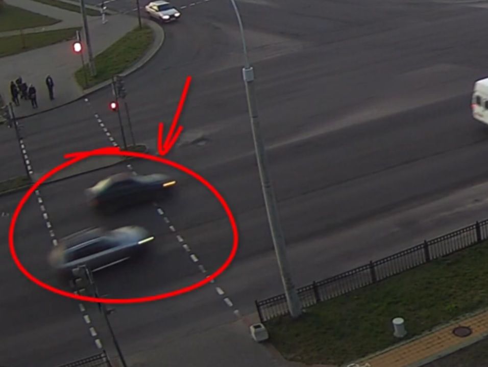 Появилось видео, как в Бресте на перекрёстке улиц Колесника - Краснознаменная столкнулись автомобили