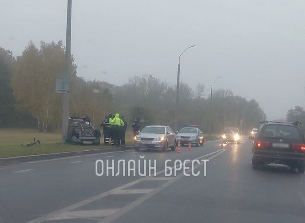 Читатель: Сегодня в Бресте на Ковельской перевернулась машина. Первые минуты после ДТП