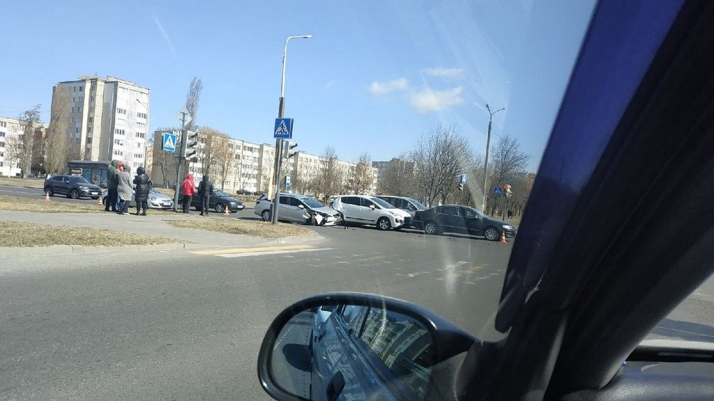 Опубликовано видео, как в Пинске произошло ДТП с участием 4 машин