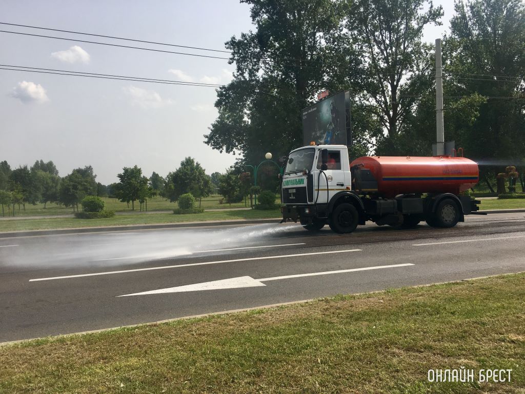 В Бресте дороги спасают от жары