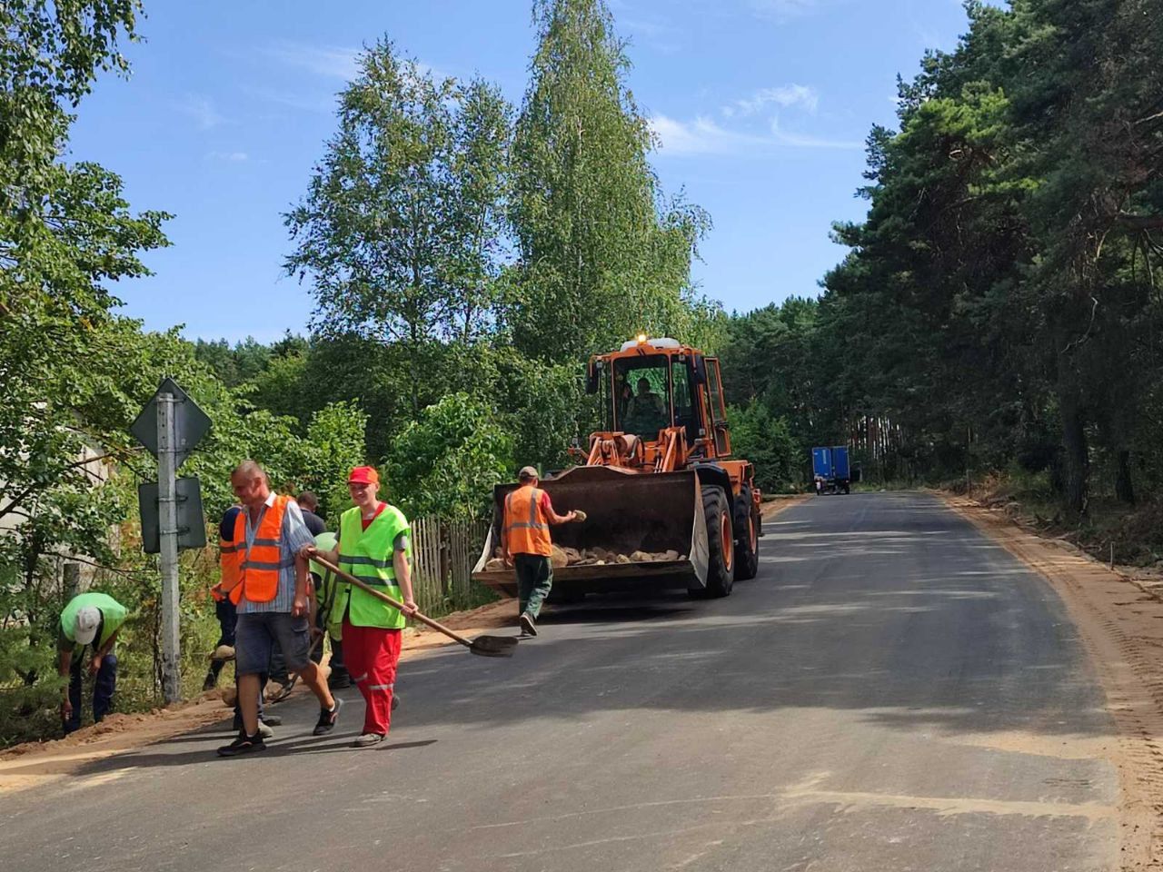 Прибужье приводит в порядок дороги. В деревне Гули укладывают асфальтное покрытие. Часть работ уже выполнена