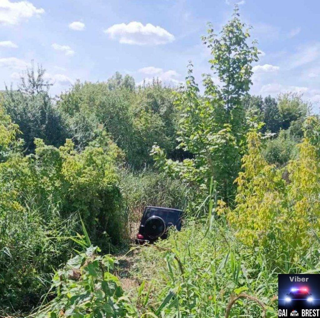 Очевидец: В Бресте Mercedes оказался в кювете. Подробности неизвестны