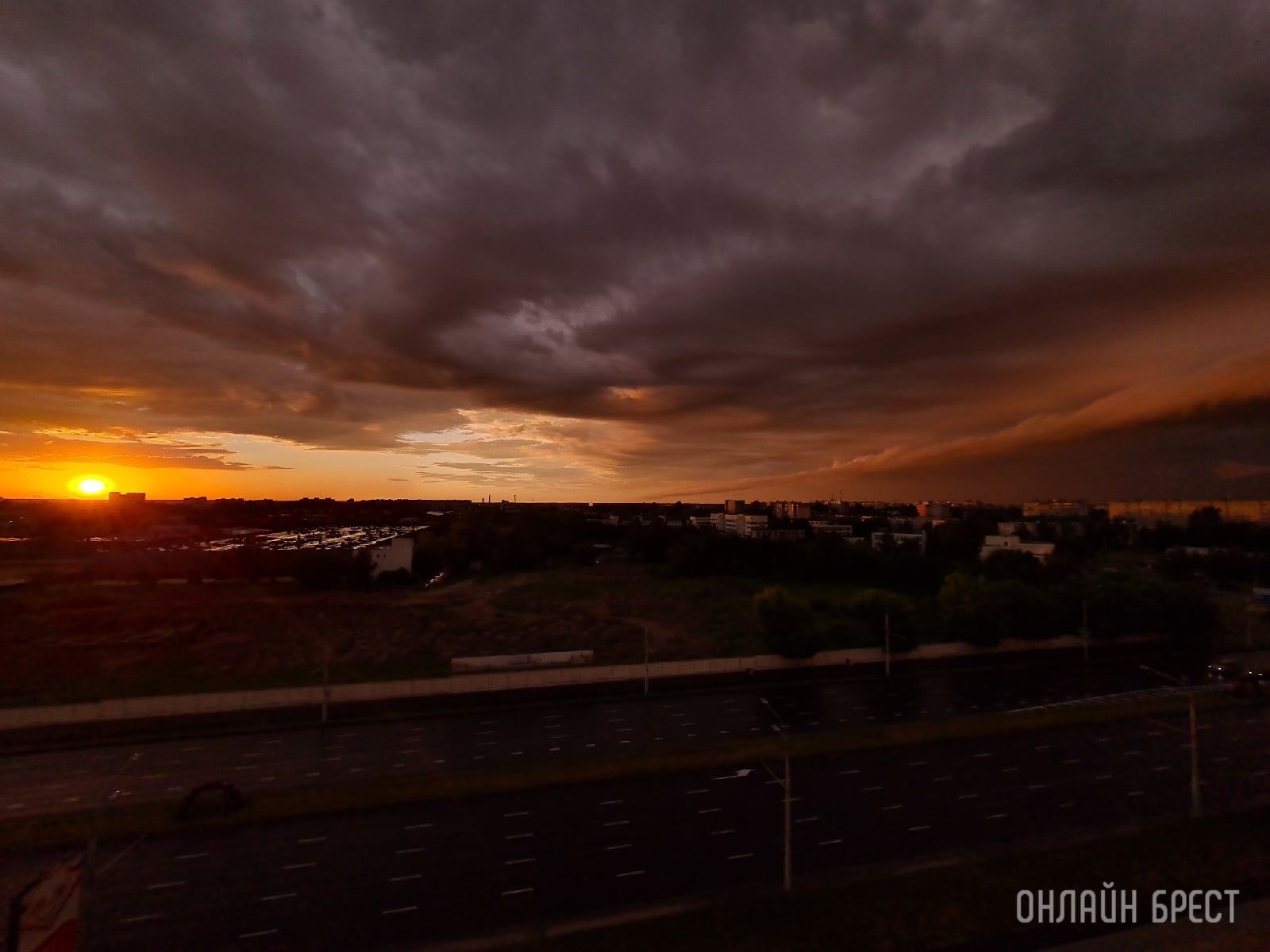 Вчерашнее небо над Брестом. Фотографии прислали читатели