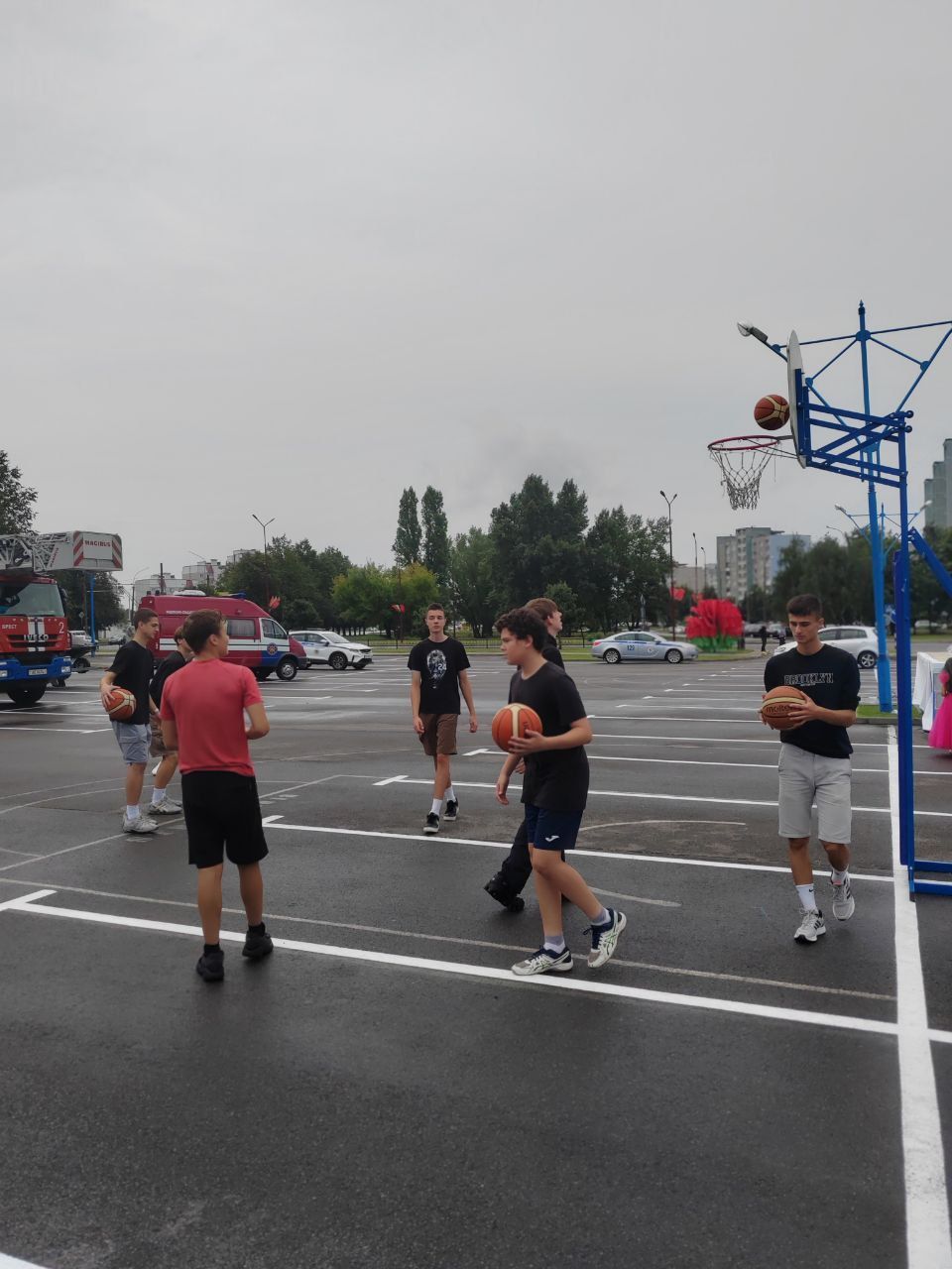 В Бресте перед «Викторией» развернулась выставка автомобильной техники правоохранителей, МЧС Первого региона, а также различные спортивные площадки