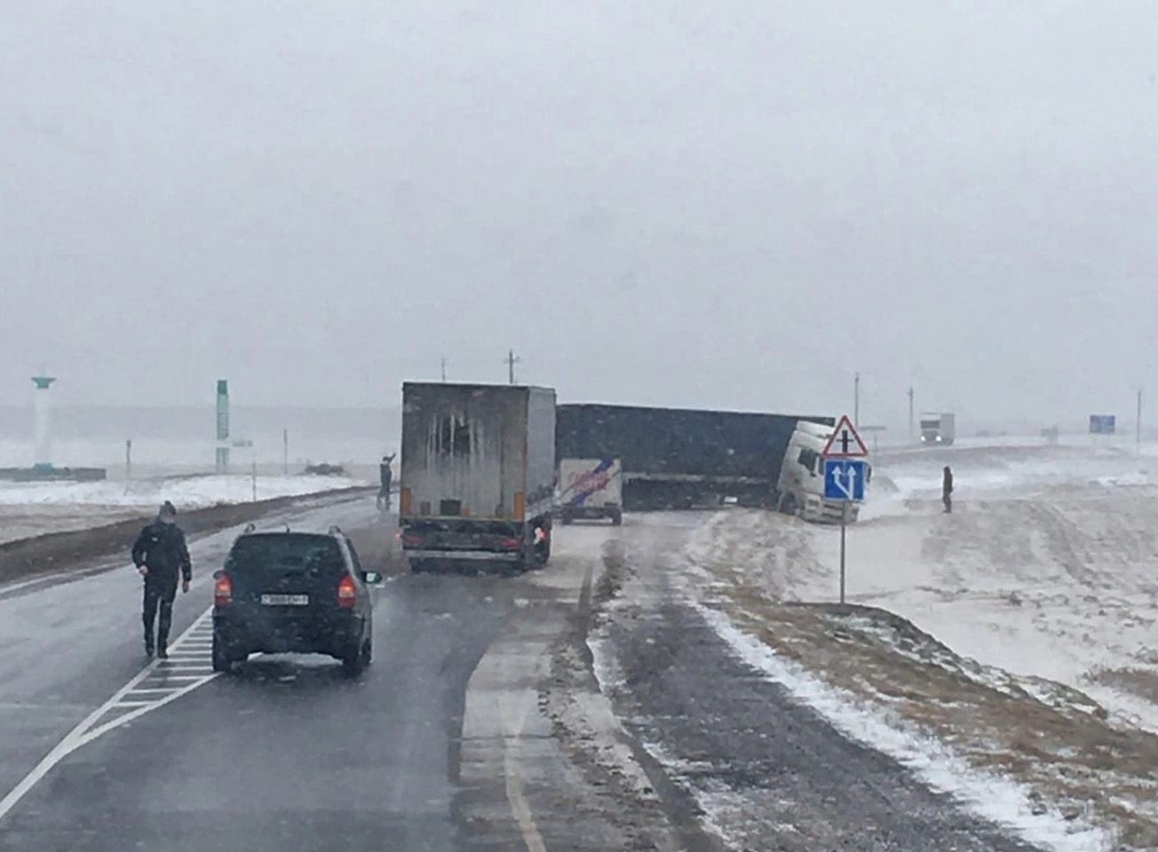 Очевидец: Брестская область, Пинский район. Водитель фуры попал в ДТП