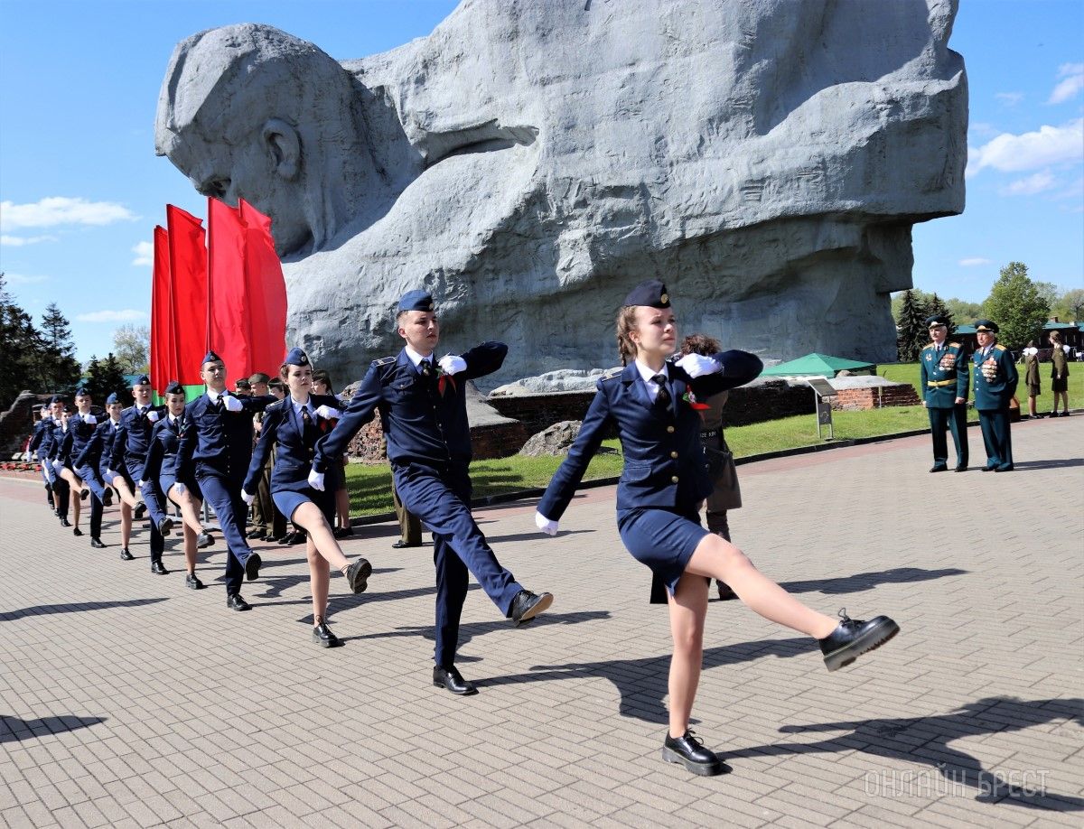 Читатель: Возложение венков к пилонам городов-героев в Брестской крепости
