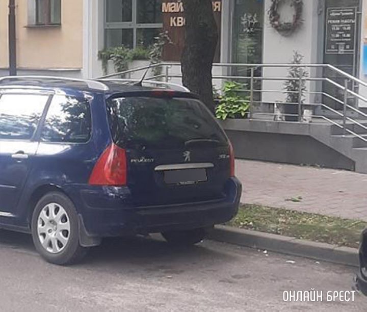 Девушка парковалась на Машерова в Бресте, въехала в бампер стоящей машины и поехала дальше